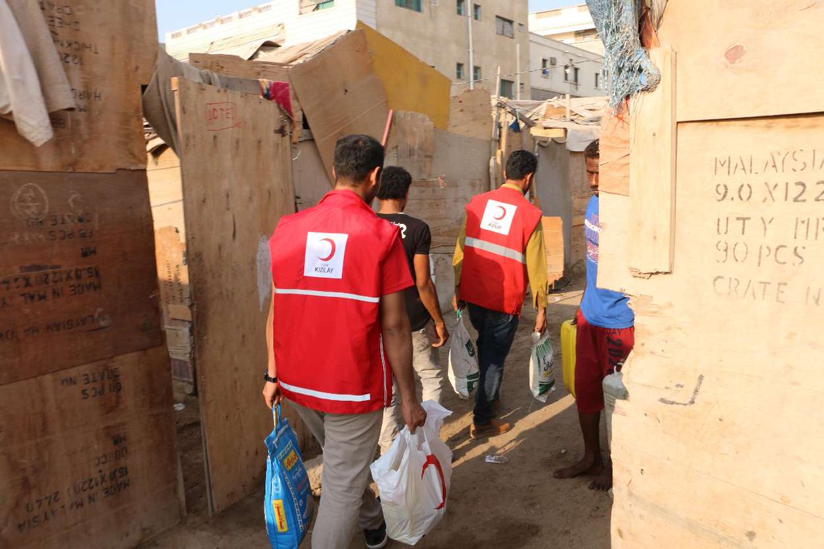 RedCrescent's tweet photo. Türk Kızılay lent a helping hand to needy people in #Yemen as part of its relief work during the Muslim holy month of #Ramadan 
 https://t.co/ozgdpnWcid https://t.co/bC5X7OZI7u
