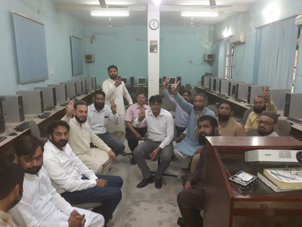 misssharif786's tweet photo. #Suo_Moto_For_Teachers
ٹیچر کے ساتھ یہ ناروا سلوک کیوں۔۔۔۔ https://t.co/zCZyYclbT6