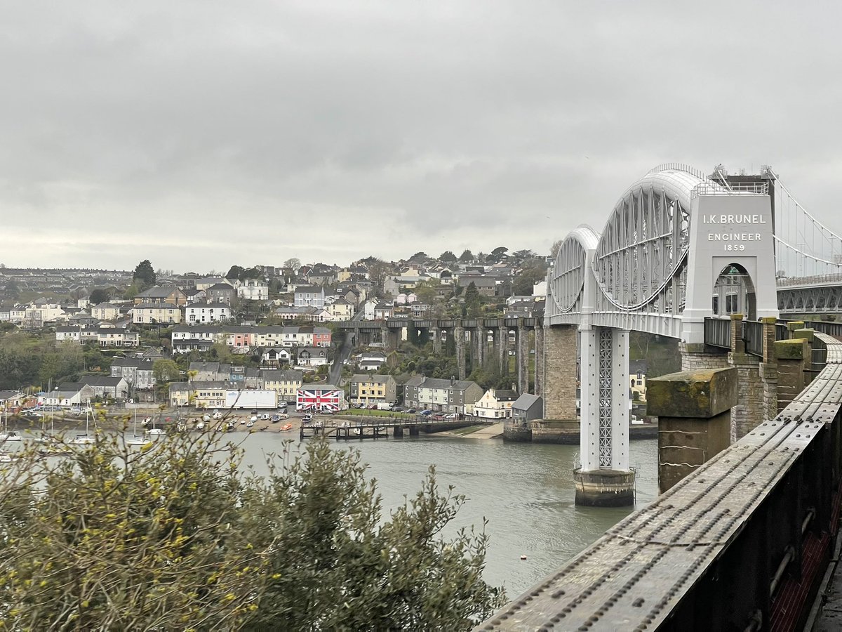 A very early & quiet trip to Truro this morning on 150266 meant I could get back to the cab in time to wave out the window to the happiest Labrador on her morning stroll 🥰 #brunelbridge #tamarbridge #trainguard