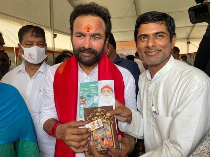 Asharamjiashram's tweet photo. दिनांक 01-04-2022 NTR ग्राउंड हैदराबाद में  राष्ट्रीय संस्कृति महोत्सव (Rashtriya Sanskriti Mahotsav) 2022 का तीन दिवसीय आयोजन किया जा रहा है  उसमें  यूनियन मिनिस्टर जी. किशन रेडी जीं को #ऋषि_प्रसाद और
#AsharamjiBapuAshram का साहित्य दिया गया।

https://t.co/5YP5biQo2y https://t.co/2dpuLj36as