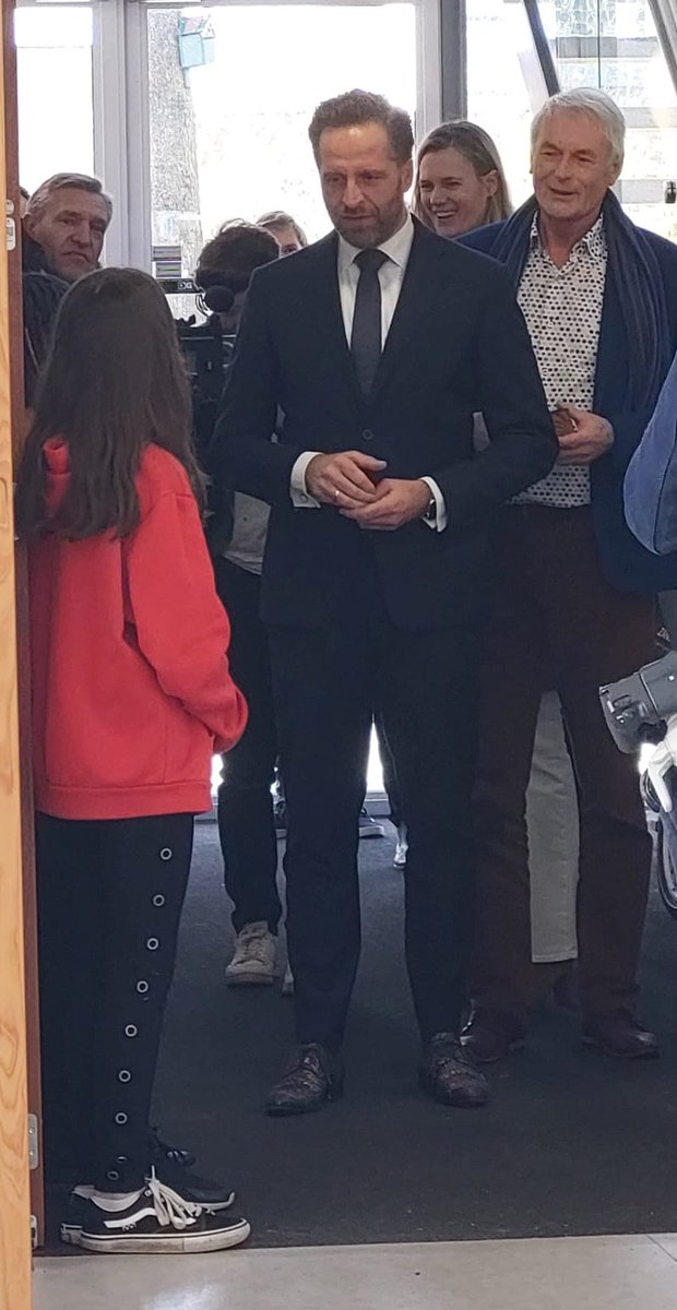 Bezoek van burgemeester Buma en minister Hugo de Jonge. Gesproken over de rijke schooldag en de betekenis daarvan voor ons IKC en andere locaties in Leeuwarden Oost. We kijken terug op een fijn en zinvol bezoek. Op de foto is de minister in gesprek met onze leerlingenraad.