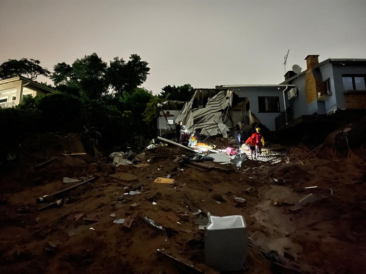 _ArriveAlive's tweet photo. Seven people and two dogs rescued from rooftop in Verulam  https://t.co/tJ2IDaacWX 

#ArriveAlive @Medi_Response https://t.co/3KzZBxFVYU
