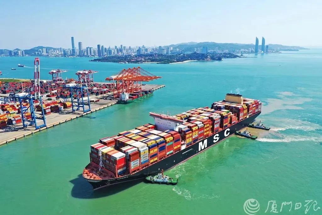 InvestXiamen's tweet photo. A conference on the high-quality development of #Xiamen Port was held on April 8, according to which Xiamen will accelerate construction of Xiamen Port into a world-class harbor by expanding the #port area, upgrading its functional layout and promoting the logistics industry. https://t.co/SMhcgUeqOz