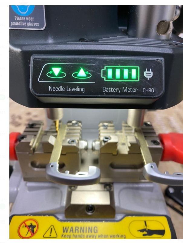 Xhorsevvdi's tweet photo. #xhorse Dolphin XP007, why on the left of key are both lights green and it touch one key?
➡️During Calibration,
Left light 🔽 on, Probe higher than Cutter
Right light 🔼 on, Cutter higher than Probe
Both lights on, probe and cutter at same height, calibration✅
#keycut #locksmith https://t.co/rnflfrThwC