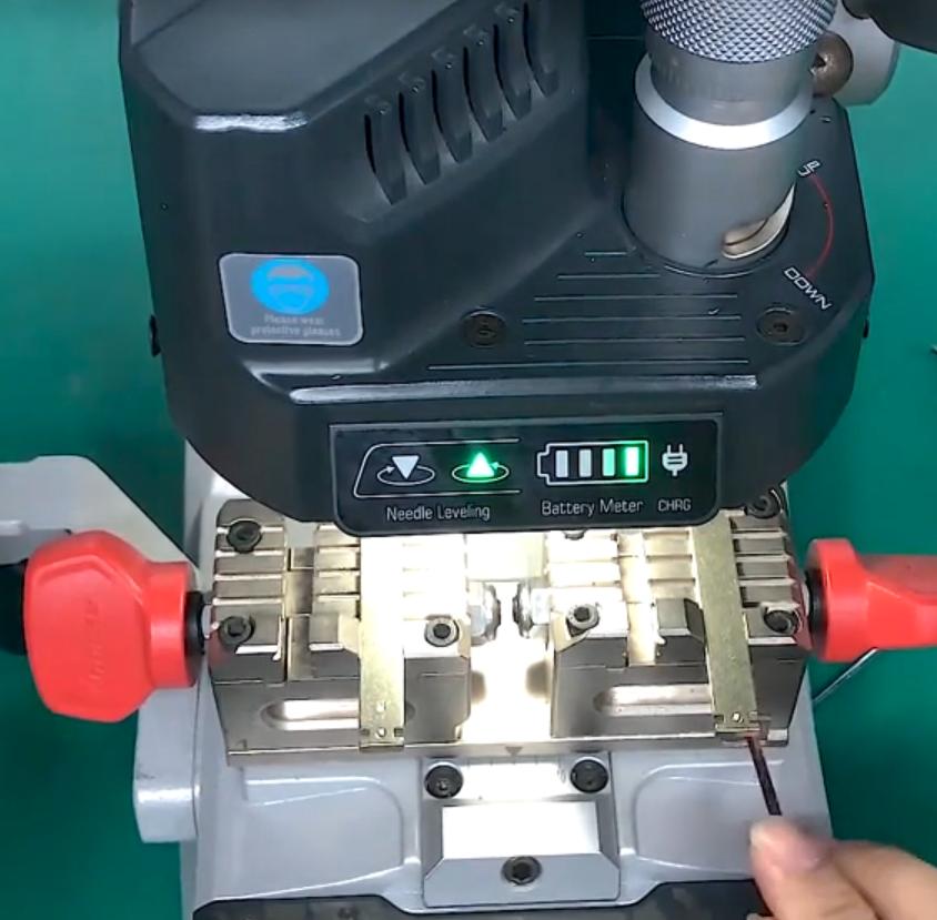 Xhorsevvdi's tweet photo. #xhorse Dolphin XP007, why on the left of key are both lights green and it touch one key?
➡️During Calibration,
Left light 🔽 on, Probe higher than Cutter
Right light 🔼 on, Cutter higher than Probe
Both lights on, probe and cutter at same height, calibration✅
#keycut #locksmith https://t.co/rnflfrThwC