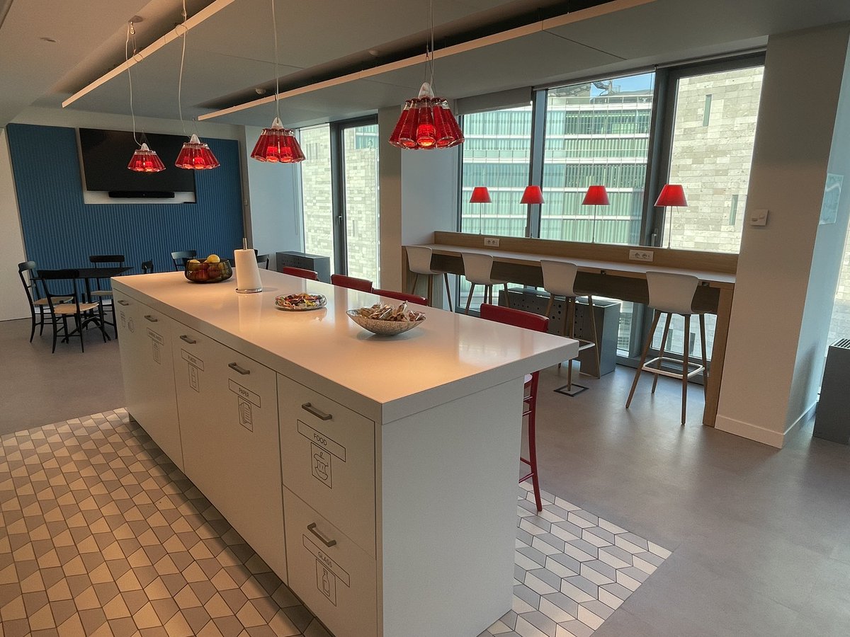 bbrundert's tweet photo. Started early in the new & beautiful @VMware_IT office in Milano. Getting together with @edhoppitt @robbiej @GBoufis and @eboverino - exciting year ahead! #RunAllTheThings https://t.co/LEnx6cvoPz