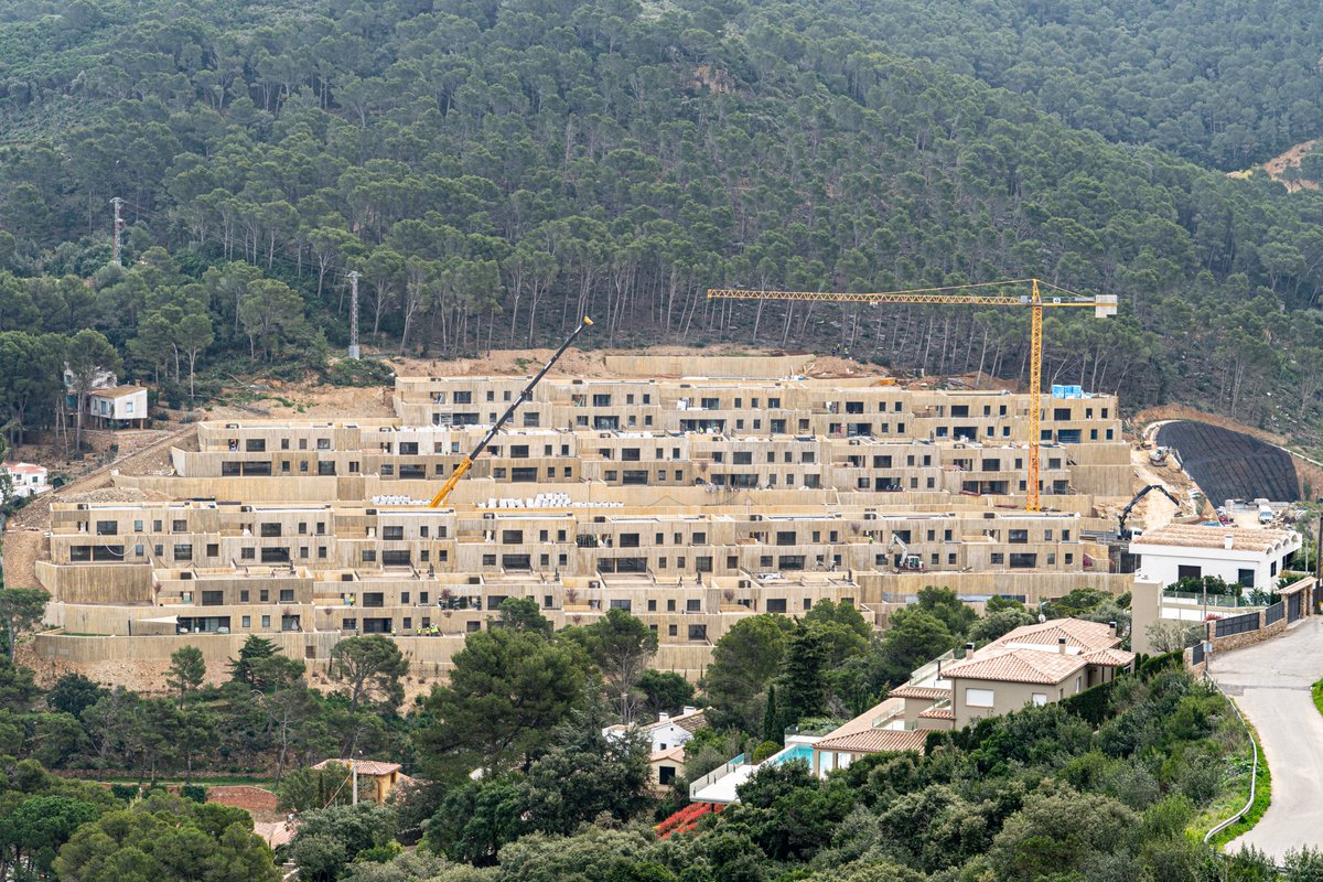 mrierapla's tweet photo. El meu article d'avui a @elpuntavui sobre les destrosses paisatgístiques, urbanístiques i arquitectòniques a Sa Riera, a Begur. 
https://t.co/JY1aVxWuPS https://t.co/IiJi1qOasv