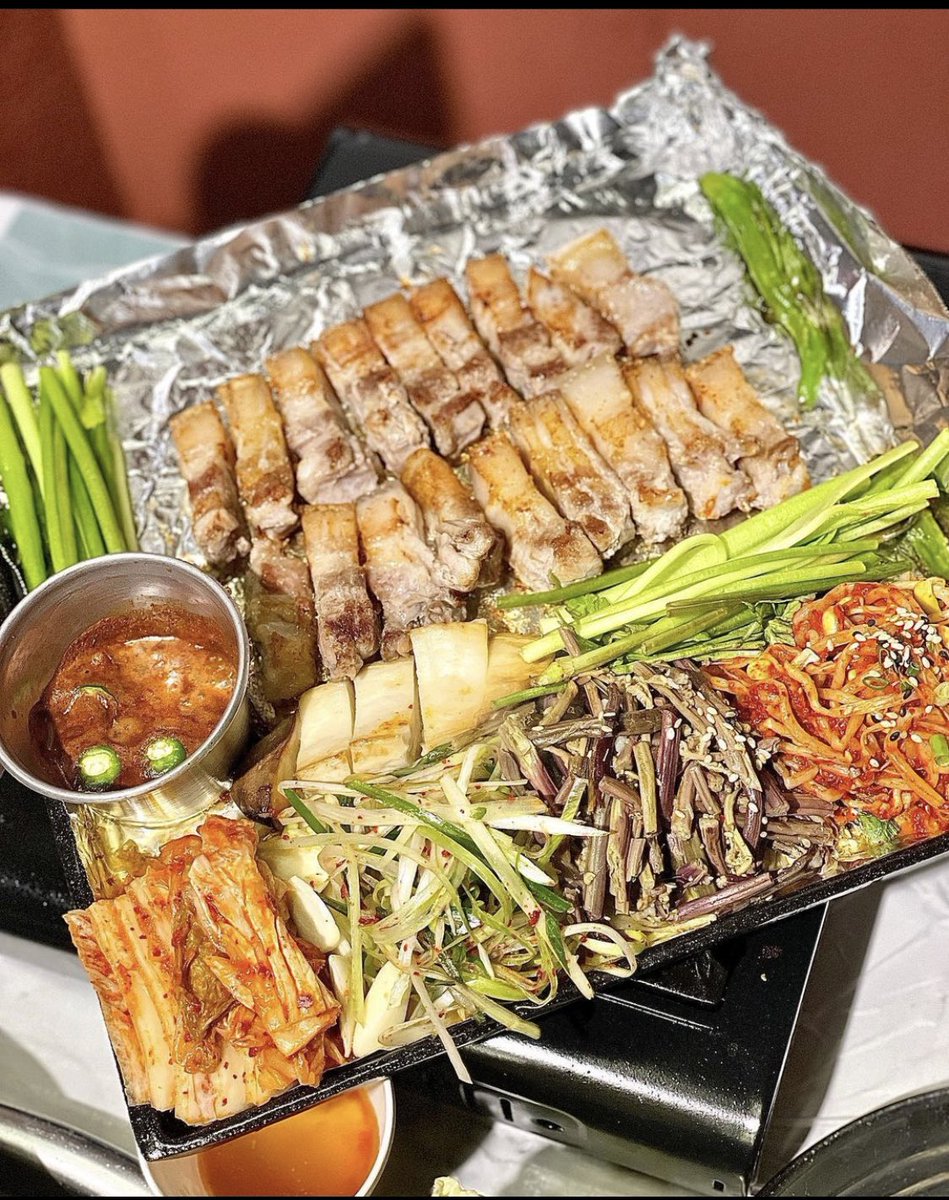 VSOO_XO's tweet photo. The place Jisoo went to uses foil for their kbbq and Jisoo’s manager went to one where they don’t use it https://t.co/jDClyutNMv