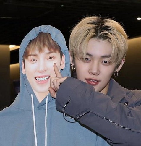 yeonjun poking cardboard huening kai’s cheek !