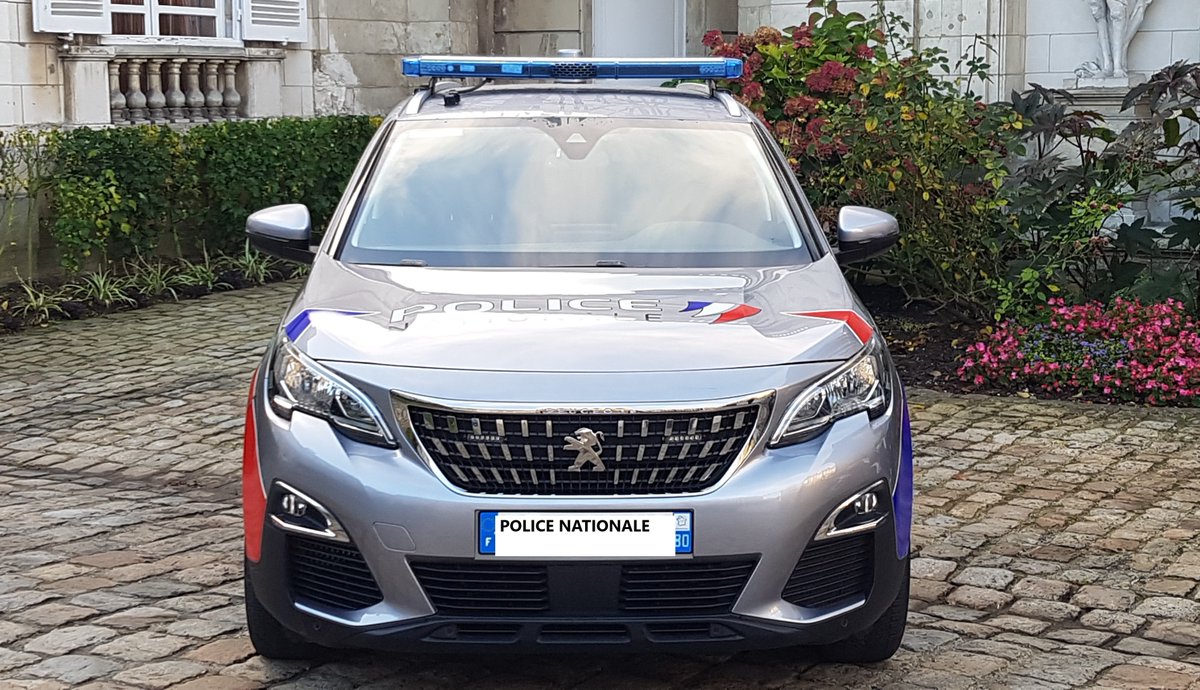 PoliceNat80's tweet photo. [Pas de chance]
Cette nuit à 1h20, place du Don à Amiens, un homme de 29 ans tentait de pénétrer dans un véhicule de #police. Les agents à l'intérieur procédaient immédiatement au contrôle de son identité et découvraient qu'il était recherché et interdit de paraître à #StLeu. https://t.co/dmBy3DsL2z