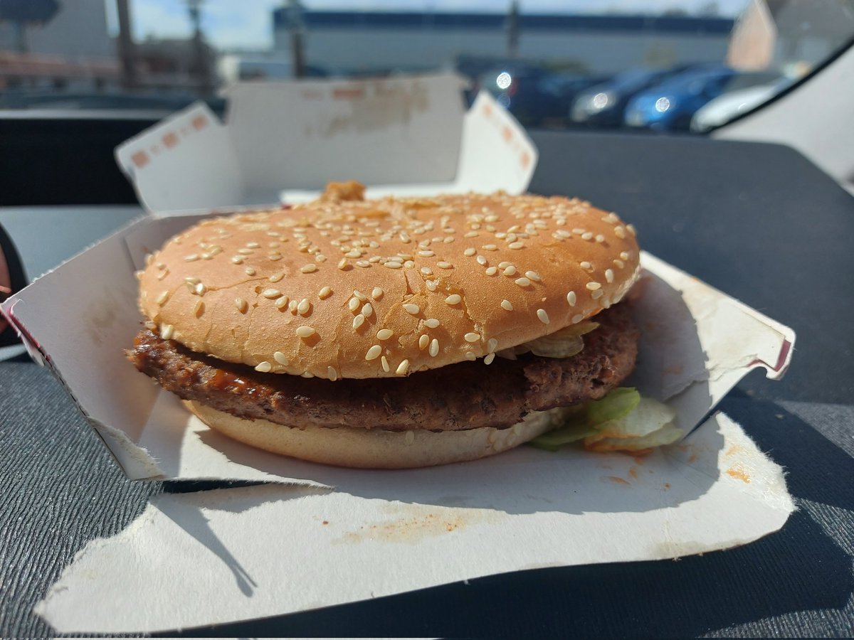 davidfbtb's tweet photo. This is the McDonald's Big Tasty as shown on their menu. Not when you buy it at Tonbridge McDonald's however, you get as shown in my pictures. Disgusting. #McDonalds #tradingstandards https://t.co/N5QNYBRNxo