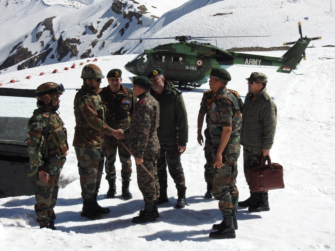 ChinarcorpsIA's tweet photo. #LtGenUpendraDwivedi, #ArmyCdrNC &amp; #ChinarCorps Cdr visited troops on #LoC on 11 Apr 22. During briefing on Op preparedness &amp; Anti-Infiltration grid, he lauded them for their high degree of vigil &amp; morale in harsh terrain &amp; weather conditions.

#Kashmir
@NorthernComd_IA
@adgpi https://t.co/lgc0UQYkxP