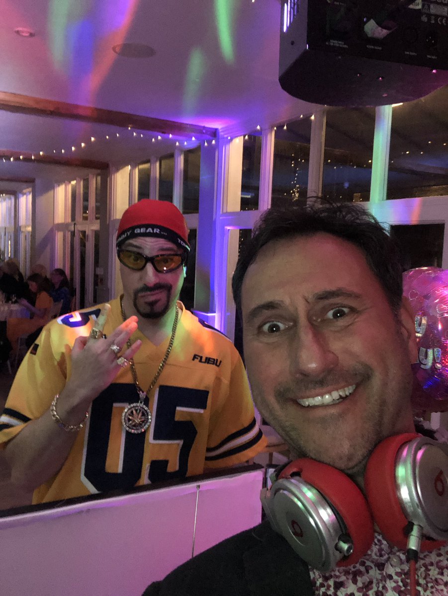 HiFivePhil's tweet photo. Amazing who you get asking for a request! 🎧 🎶 https://t.co/bXytxsiFOO
