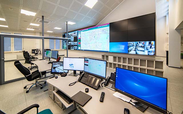 SharpDisplay's tweet photo. The Regional Security Centre Olsztyn decided to equip its #emergency #services #control #rooms with our ultra-narrow bezel #visual #technology - ideal for reliable 24-hour monitoring. ✅ Read more in our #CaseStudy: https://t.co/zaVWJhSusA https://t.co/W8qy1Coeup