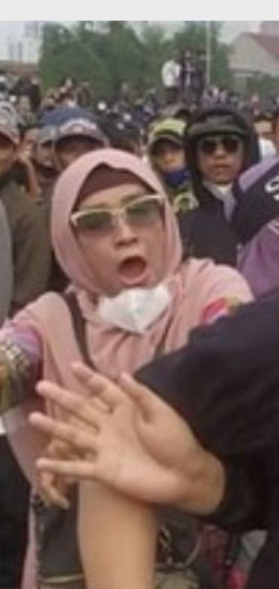 Ada yg dengar info wanita penghasut ini &amp; temannya yg berhijab hitam? 
Semua berawal dari mulut wanita ini <a href="/DivHumas_Polri/">Divisi Humas Polri</a> harap jangan sampe ini berlalu begitu saja, ada korban yg hampir meregang nyawa krn ulah mereka.

Bang Ade Armando semoga lekas pulih.