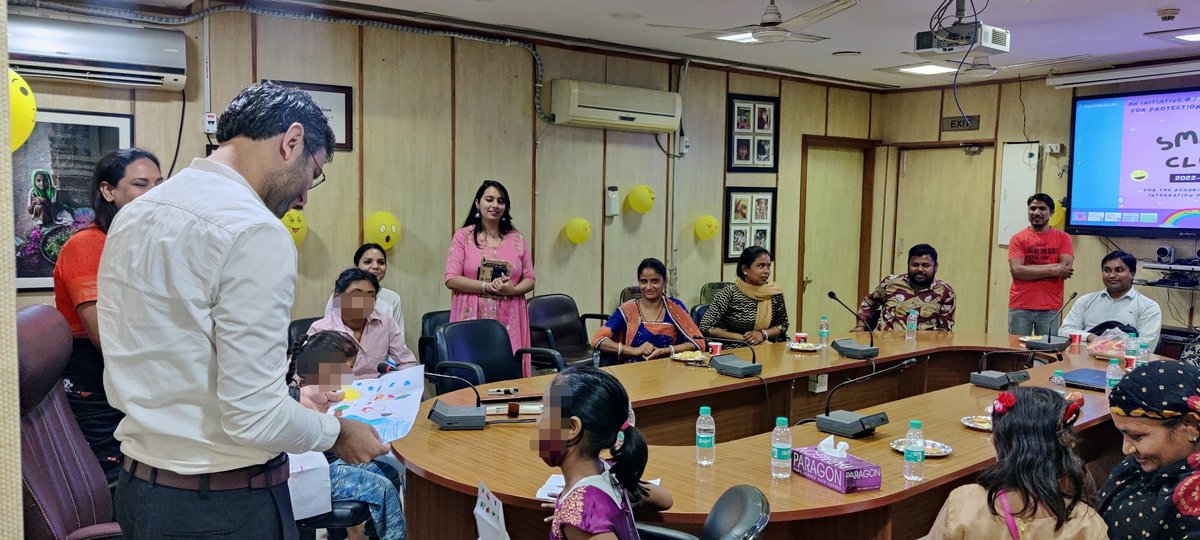 DCPCR's tweet photo. This meticulous discussion was followed by an interactive and fun session where children demonstrated their art/paintings and sang songs of joy.

The day concluded with the Chairperson, @AnuragKunduAK presenting children with art supplies and stationary. https://t.co/8ZmrePwSZb