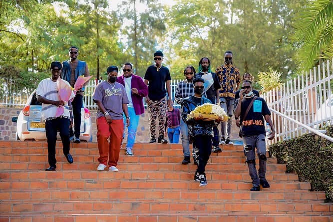 morioxkidshub's tweet photo. Kuri uyu wa Mbere, tariki 11 Mata 2022, Abahanzi 13 bahurijwe hamwe n’Umunyamakuru Luckman Nzeyimana, basuye Urwibutso rwa Jenoside yakorewe Abatutsi mu 1994 rwa Kigali ku Gisozi bunamira inzirakarengane zihashyiguwe mu cyubahiro.#Kwibuka28 https://t.co/Pqbnxe8qAX