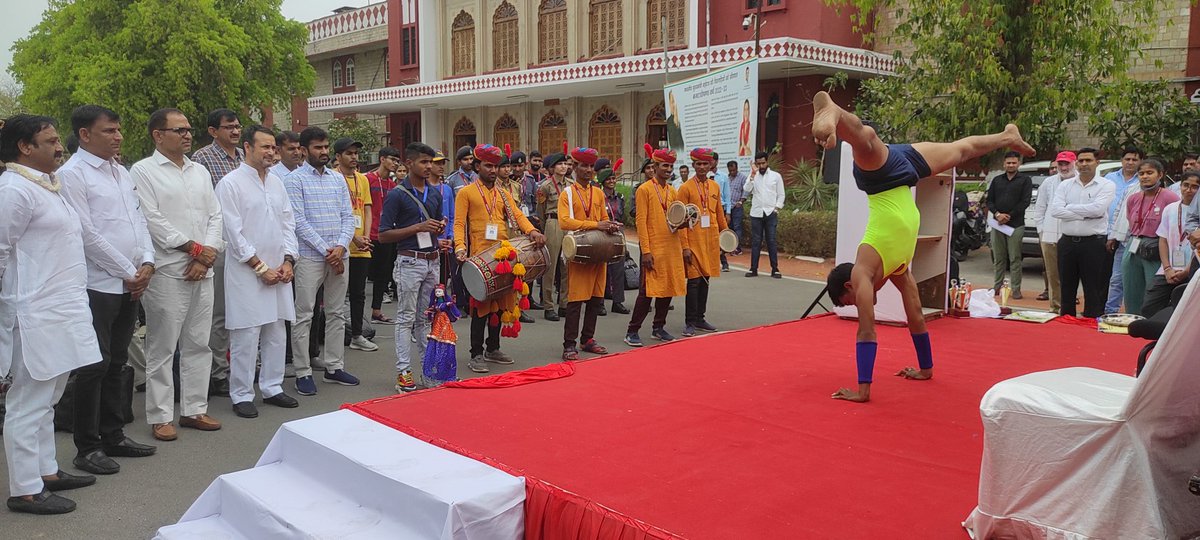 NarendraKothar8's tweet photo. राज्य सरकार @RajGovOfficial की बजट घोषणा की क्रियान्विति हेतु Nehru Youth Cultural Exposure Programme के तहत "युवा भ्रमण कार्यक्रम" 12-17 अप्रैल 2022 में जाते हुए राजस्थान युवा बोर्ड अध्यक्ष 
श्री @sitaramlamba के साथ 
@YouthBoardRaj
@AshokChandnaINC
 https://t.co/f3n5C1gWMr https://t.co/eVG4MLU2zU