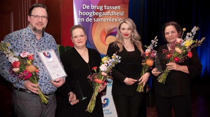 De winnaars vd Mensa Fonds Awards 2022 zijn bekend! Sjoerd Dirk Meijer en Rianne van de Ven zijn de winnaars vd Publieks Award geworden met de " Week van de Hoogbegaafdheid". Lisa Loeb is winnaar vd Impact Award. En Marleen Stikker vd Uitblinker Award.

mensafonds.nl