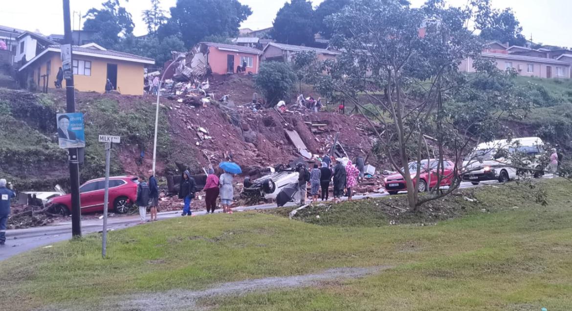 #KZNFloods This is my uncles house in Mariannridge... They just managed to get out the house in time then the whole house collapsed. They have lost EVERYTHING including 2 of their cars😭😭 #PrayforKZN Please reach out and help the Mariannridge Community!! #Pinetown