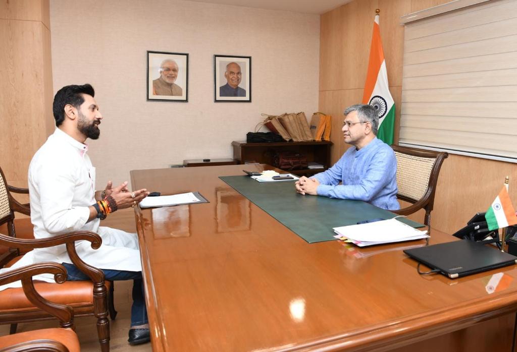 iChiragPaswan's tweet photo. कल मैंने रेल मंत्री श्री @AshwiniVaishnaw जी से मुलाकात कर हाजीपुर रेलवे स्टेशन का नाम लोजपा के संस्थापक एवं 'पद्म भूषण' से सम्मानित आदरणीय श्री रामविलास पासवान जी के नाम पर रखे जाने का आग्रह किया एवं इसी संदर्भ में उन्हें पत्र दिया। https://t.co/FEWGl1pYVs