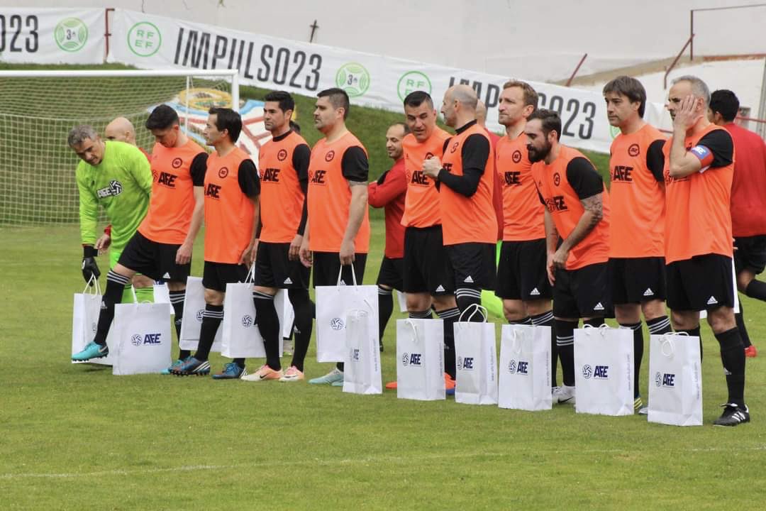 afefutbol's tweet photo. ⚽️🤝 La Selección #AFEFutbol de veteranos disputó el ‘IV Memorial Fran Ballesteros’, homenaje al futbolista del @RayoSanAnton fallecido en 2017 a causa de una parada cardíaca. Bonito encuentro en el que se donó un desfibrilador al @CABvdo.

#todossomosfran
#UnidosSomosMásFuertes https://t.co/vLSPG1b5cy