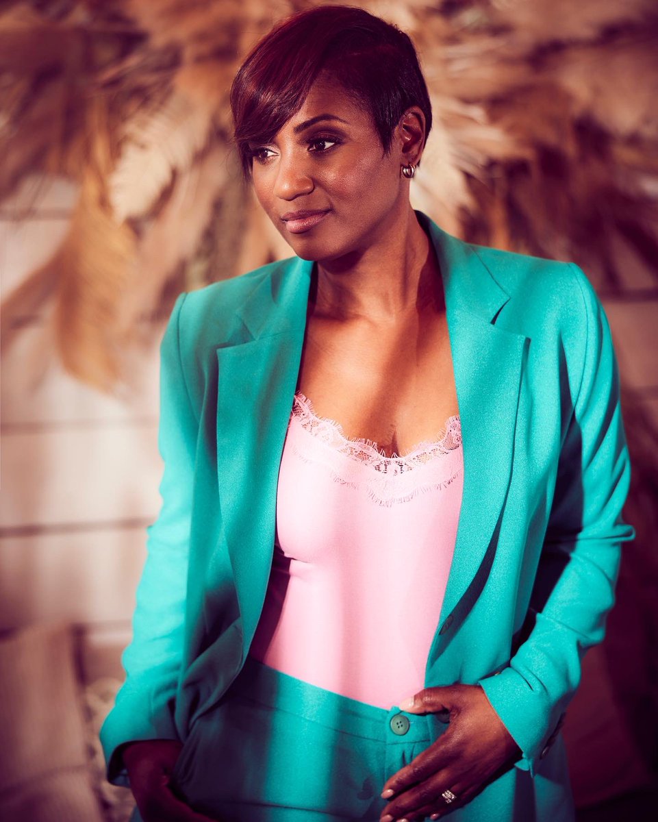 EdsiliaRombley's tweet photo. Check het magazine @VROUW , die is vanaf vandaag te koop! Hier alvast een kleine sneak peak 👀😍 Morgen meer over de making-off van de foto's, want dat was me wat 😉🥶Ga jij 'm halen? ✨ https://t.co/l8NBzXWdQq