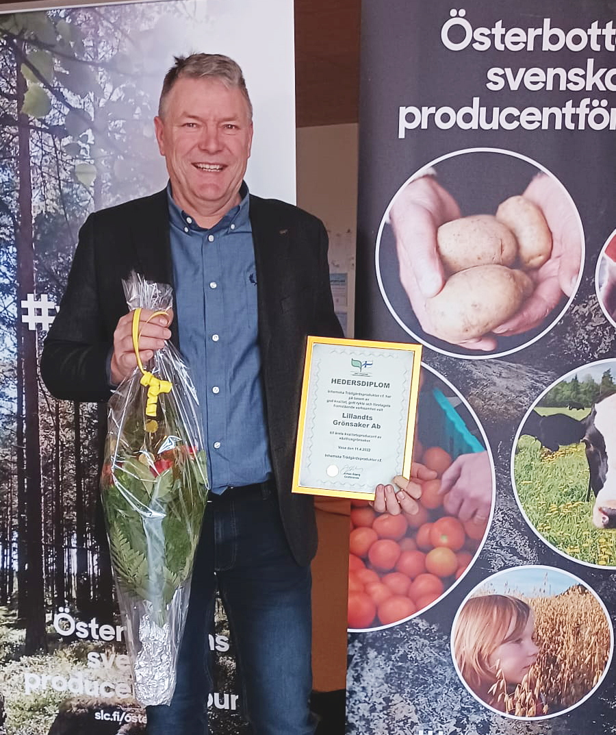 Kasvihuonevihannesten vuoden laatutuottajaksi on valittu Lillandts grönsaker Ab. Yritys on mm. kokeillut aktiivisesti uusia viljelykasveja, kuten minikurkkuja ja papuja. Tunnustuksen myöntää Kotimaiset kasvikset ry. Kuvassa Christer Lillandt. <a href="/osp_bonder/">Österbottens svenska producentförbund</a>  #puhtaastikotimainen