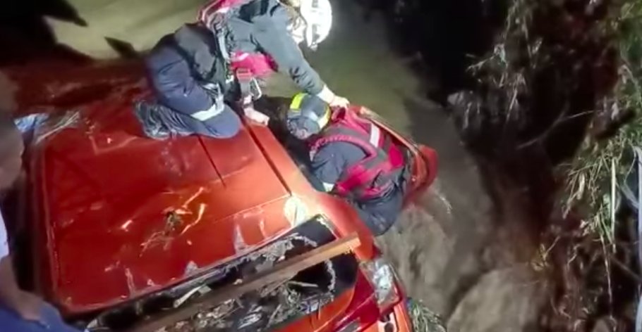 _ArriveAlive's tweet photo. Washed-away car located, one dead, three missing in Durban  https://t.co/gZUv9gQvnr 

#ArriveAlive @Medi_Response https://t.co/WYiEgomjU1