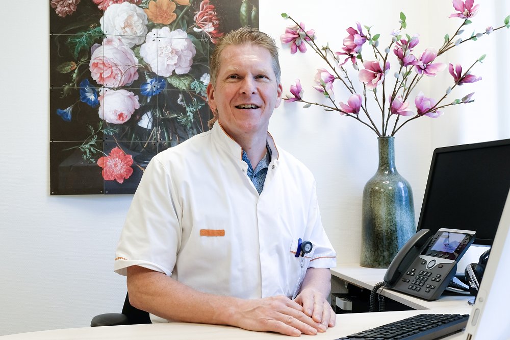 𝐃𝐞 𝐯𝐞𝐫𝐛𝐢𝐧𝐝𝐢𝐧𝐠 𝐦𝐚𝐤𝐞𝐧 𝐭𝐮𝐬𝐬𝐞𝐧 𝐝𝐞 𝐝𝐢𝐠𝐢𝐭𝐚𝐥𝐢𝐬𝐞𝐫𝐢𝐧𝐠 𝐯𝐚𝐧 𝐝𝐞 𝐳𝐨𝐫𝐠 𝐞𝐧 𝐝𝐞 𝐦𝐞𝐝𝐢𝐬𝐜𝐡𝐞 𝐩𝐫𝐚𝐤𝐭𝐢𝐣𝐤. Dat is de opgave van Wilfred Heesen, onze CMIO. Ontdek zijn kijk op de digitale ontwikkeling van VieCuri bit.ly/37BGx5c