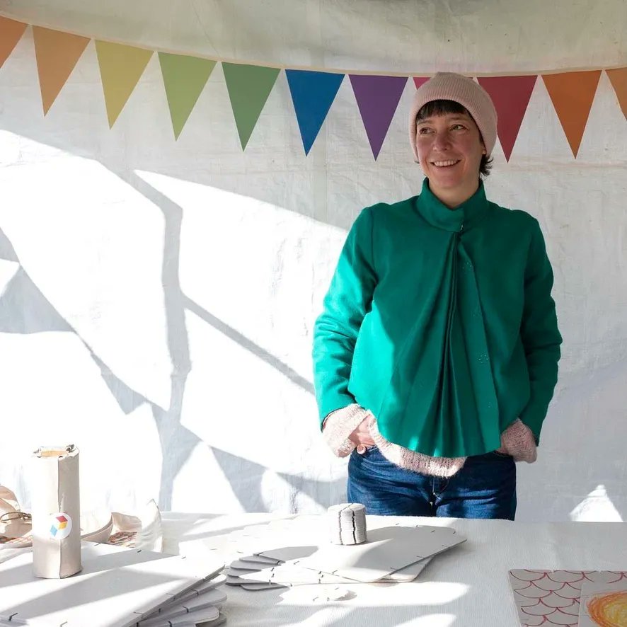 happysquarescom's tweet image. 😎 📷 Thank you @HayleyMaddenPhotography for capturing the beautiful light @museumofthehome yard sale 😊  

#MakersSupportingMakers #stemtoys #playbeautifully #playbeautiful
#MontessoriChild #EcologicalDesign #CraftToys #MinimalistToy