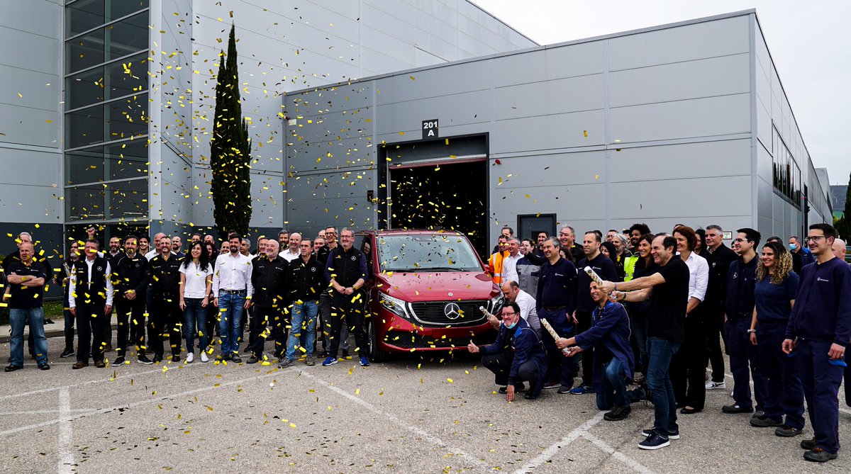 Agreda_MB's tweet photo. Mercedes-Benz celebra la producción de un millón de unidades de #vito y #claseV en su factoría de Vitoria. Con más de 5.000 personas empleadas en la fábrica, la planta celebra 68 años con instalación de automoción. #mercedesVans #vanpro https://t.co/4Yh1YJhEcm