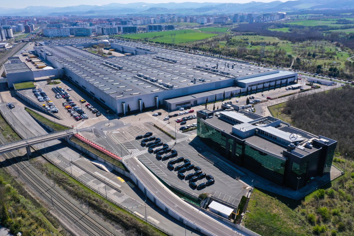 Agreda_MB's tweet photo. Mercedes-Benz celebra la producción de un millón de unidades de #vito y #claseV en su factoría de Vitoria. Con más de 5.000 personas empleadas en la fábrica, la planta celebra 68 años con instalación de automoción. #mercedesVans #vanpro https://t.co/4Yh1YJhEcm