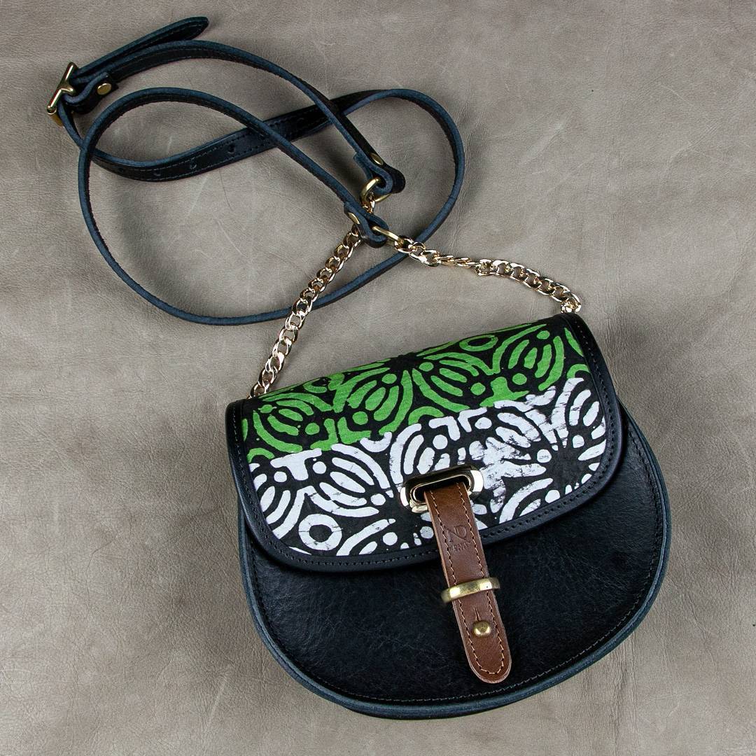 New in. Emerald green &amp;  ivory white silhouettes of #ndamusminivictoria #Amaka. ow.ly/WnXr50IFCHY

Our signature black leather bag #handmadeinlondon with cotton #adire fabric made in #Nigeria.

#ndamuslondon #nigerianfashion #adirestyles #limitededition #luxury #oneofakind