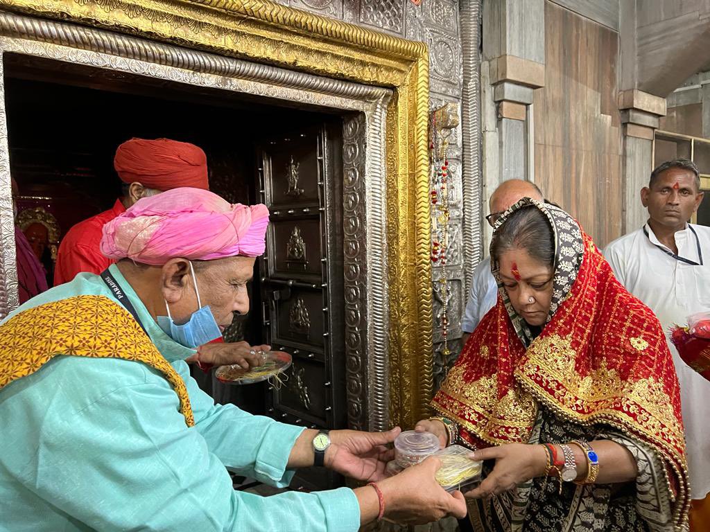VasundharaBJP's tweet photo. आज करौली के प्रमुख धार्मिक स्थल मां कैला देवी जी के मंदिर में शीश झुकाकर मातेश्वरी की पूजा-अर्चना की तथा देश-प्रदेश में शांति व खुशहाली की कामना की। इससे पूर्व अटेवा स्थित शिव महाकाली मंदिर में भी दर्शन का सौभाग्य मिला तथा मोनी बाबा का आशीर्वाद लिया।
#JaiJaiRajasthan #KailaDevi https://t.co/40KVsOOy7m