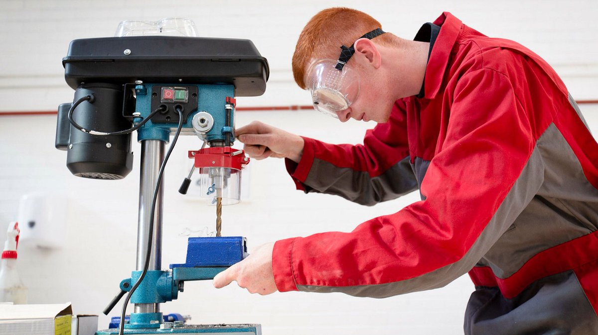 JJEynon's tweet photo. Why the middle-class capture of apprenticeship matters via @FT https://t.co/ma5uTNjyKZ https://t.co/kWsIefLikm