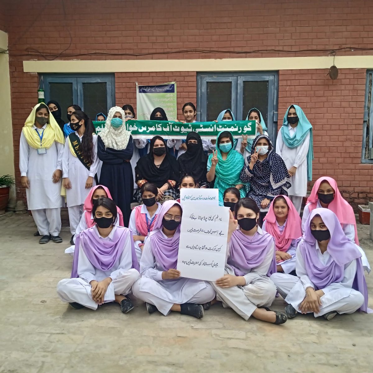 teacherqasim's tweet photo. Jhelum district is with main comittee of pay and service protection.
Police do illegal action on peaceful agitation.

#Suo_Moto_For_Teachers https://t.co/5wva32F3Ox