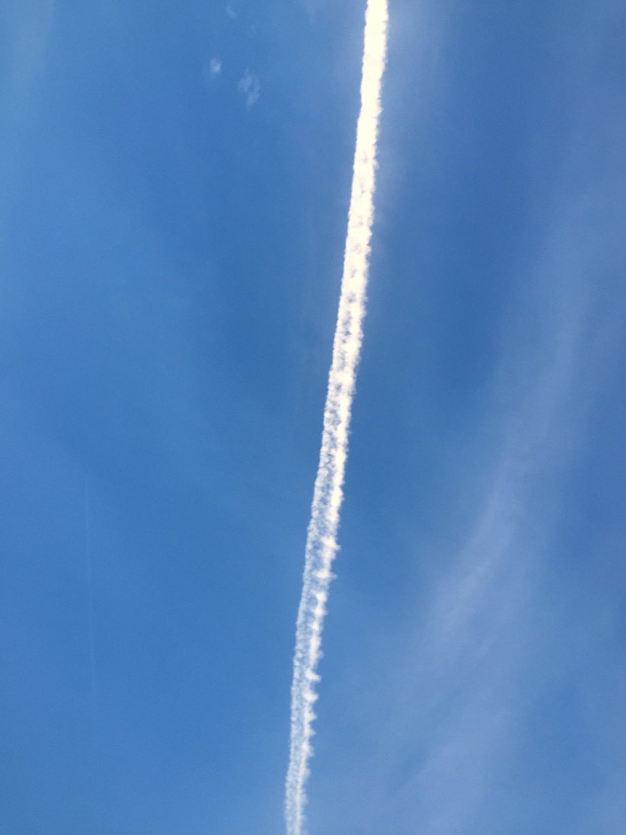 reipyopyon0's tweet photo. 飛行機雲がクロスしたの初めて見たかも
今日も皆様お疲れ様🌸 https://t.co/6VOcFTOtHw