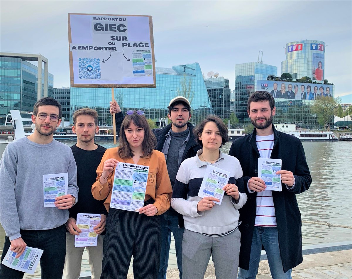 ReveilEcolo's tweet photo. Hier, on est allé distribuer notre synthèse des 10 points clés du rapport du #GIEC devant les locaux de TF1 ! 🔴

Pourquoi TF1 ? 

Mini-thread sur le traitement médiatique du rapport 👇 (1/10) https://t.co/7yoELbyOzq