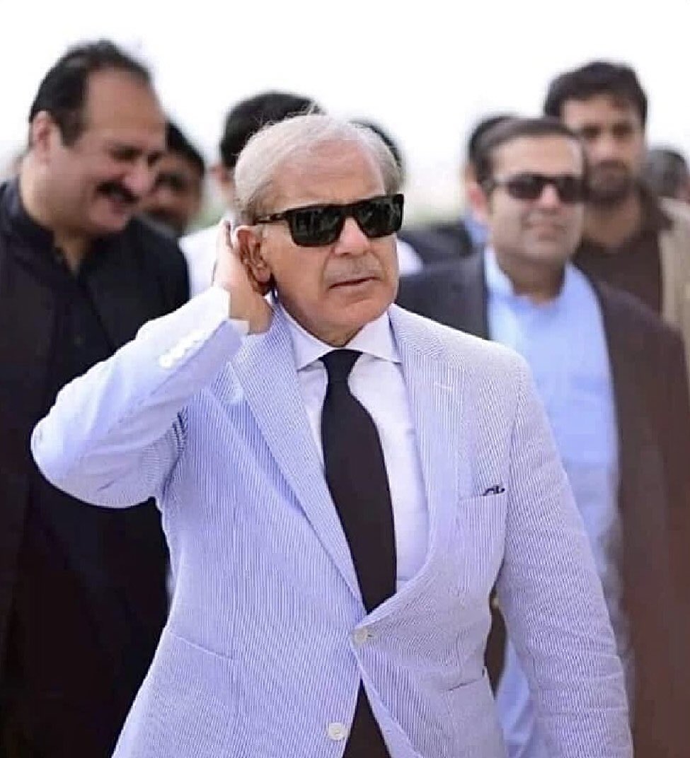 azeembhattiii's tweet photo. “صحافی: میاں صاحب تنخواہ کیسے بڑھائیں گے خزانہ خالی ہے
میاں صاحب: وڈے پائین بار ھوندے نے https://t.co/cw7UCHkF8A