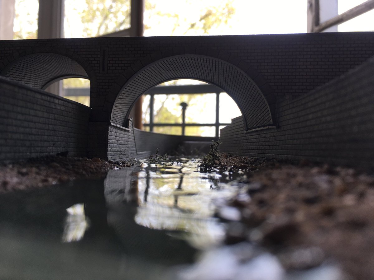 Vega1832's tweet photo. On continue sur le PK541 avec une première couche de résine pour la rivière. Echelle N. Travail en cours.
#PK541 #trainlayout #microlayout #diorama #modelrailroad #modeltrain #modelrailway #modellbahn #鉄道模型 #scalemodel #1160scale #nscale #scalan #ngauge https://t.co/7f8lpdR2rG