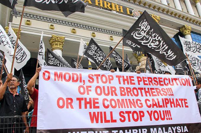 sajournal1's tweet photo. Malaysian Muslims protest against attacks on #IndianMuslims.
#Malaysia #IndianMuslimsUnderAttack https://t.co/eb4NPIYgtV