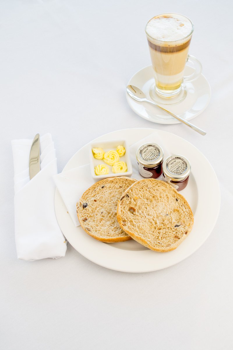 Midweek Coffee Stop... It would be rude not to!

​Look at those layers in our 1935 Rooftop Restaurant and Bar Vanilla Latte☕️🤎
 #southendonsea #hotelsinsouthend #restaurantsinsouthend #coffee #essex #holidayinn #treatyourself #tuesday