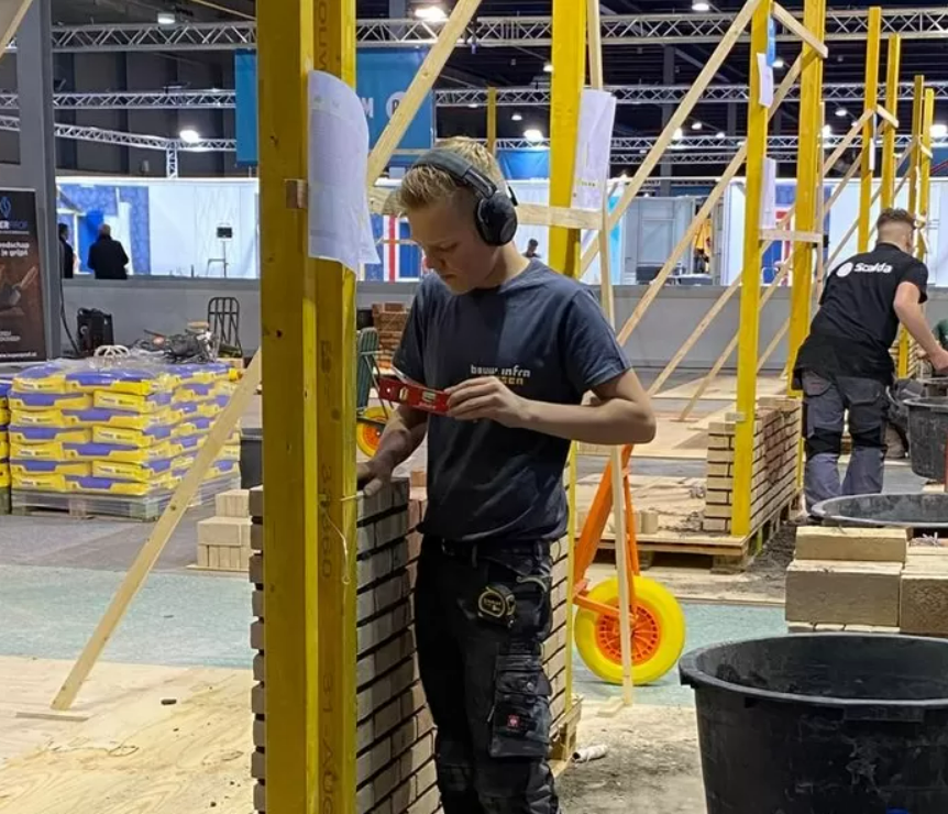 Yino Krasnici en Bram van Heugten, beiden oud-leerling vmbo van het Varendonck College, wonnen zilver op de Nederlandse Kampioenschappen in Utrecht. Yino bij het NK Tegelzetten en Bram bij het NK Metselen. Yino en Bram, van harte gefeliciteerd met jullie prachtige prestatie!👏