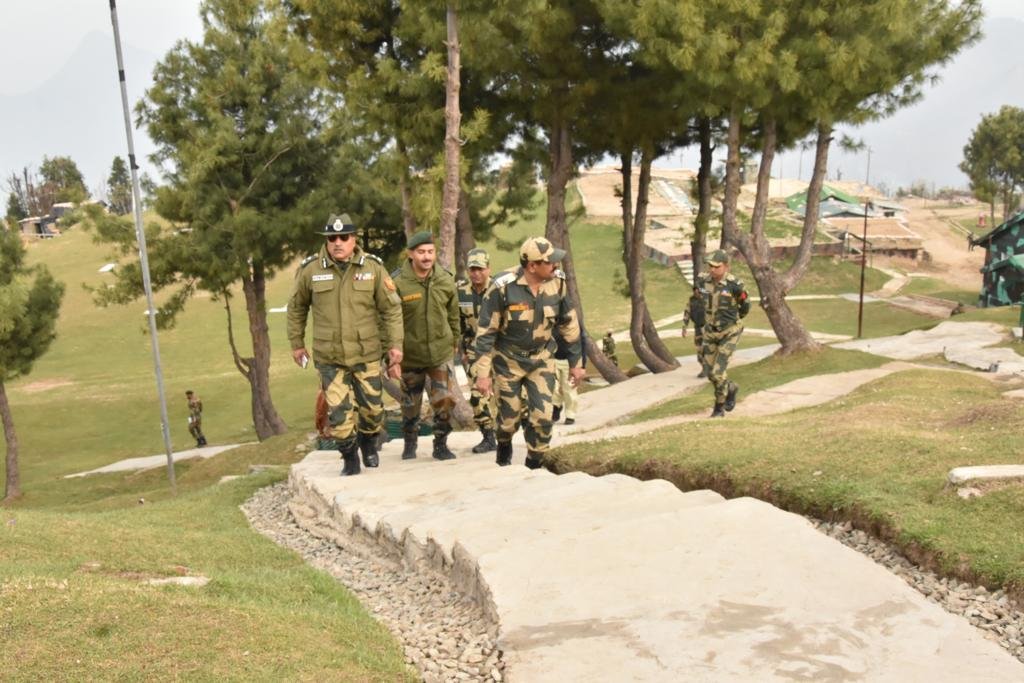 BSF_Kashmir's tweet photo. IG @BSF_Kashmir visited forward areas #Karnah sector, interacted with Army and BSF troops, assessed security situation, operational preparedness #LoC. IG praised, their’s steely commitment while holding ground #forwardareas, high degree of operational synergy between army & BSF. https://t.co/rJEcABoWXh
