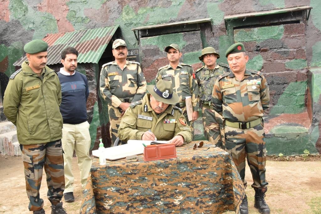 BSF_Kashmir's tweet photo. IG @BSF_Kashmir visited forward areas #Karnah sector, interacted with Army and BSF troops, assessed security situation, operational preparedness #LoC. IG praised, their’s steely commitment while holding ground #forwardareas, high degree of operational synergy between army & BSF. https://t.co/rJEcABoWXh