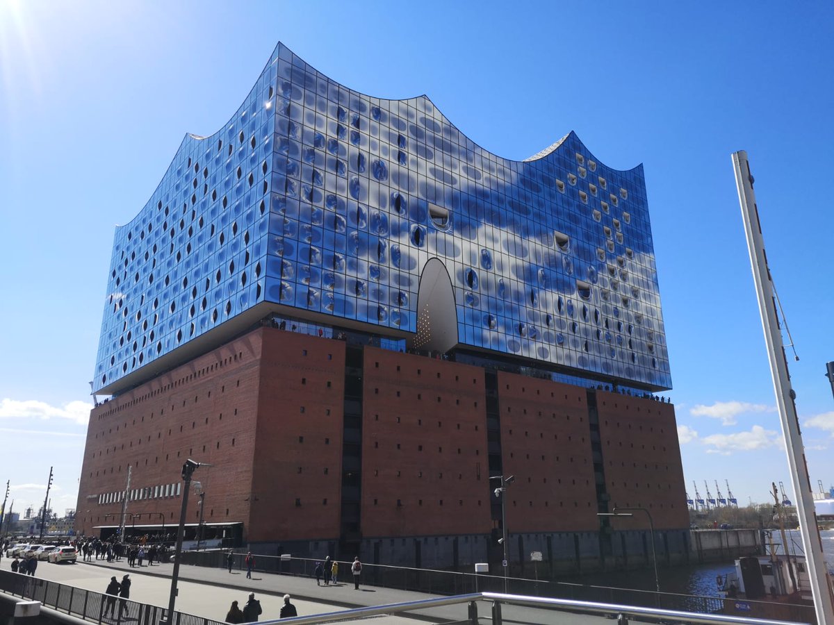 elcriticorn's tweet photo. Yo diría que a los hamburgueses lo de mandar construir órganos y auditorios no se les da nada mal, ¿no?
@elbphilharmonie | Hauptkirche #StMichaelis. https://t.co/diJSyy2qqs