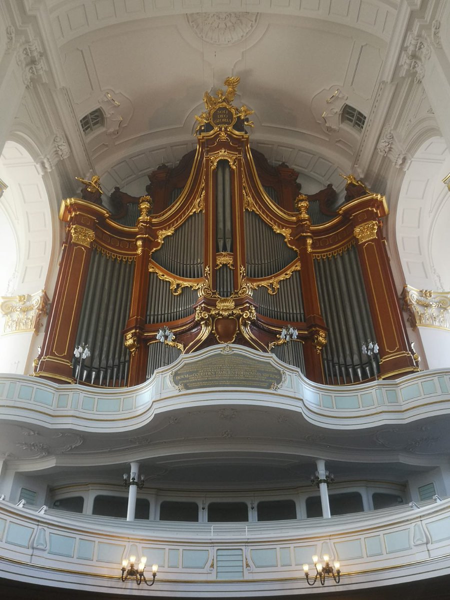 elcriticorn's tweet photo. Yo diría que a los hamburgueses lo de mandar construir órganos y auditorios no se les da nada mal, ¿no?
@elbphilharmonie | Hauptkirche #StMichaelis. https://t.co/diJSyy2qqs