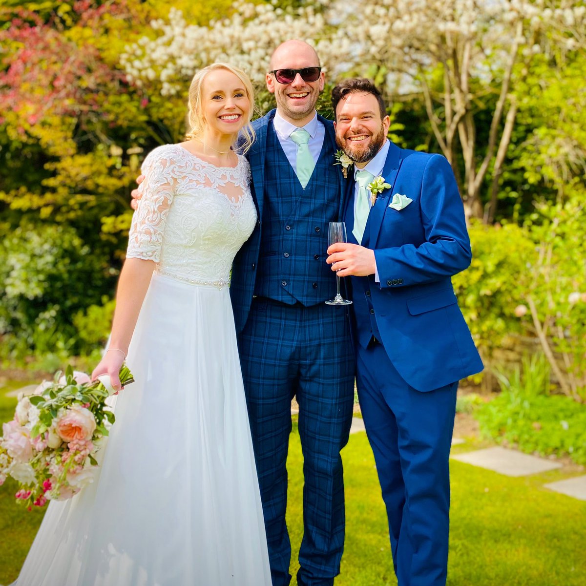 munchkindamo's tweet image. Standing next to Mr &amp;amp; Mrs Geraghty as their Best Man was a total dream of a weekend. Haven’t stopped beaming since! Love ya, @SGeraghty1987 &amp;amp; @RachKitchen 🥰❤️
(even if I did use your Twitter account as a crucial part of my speech 😂)