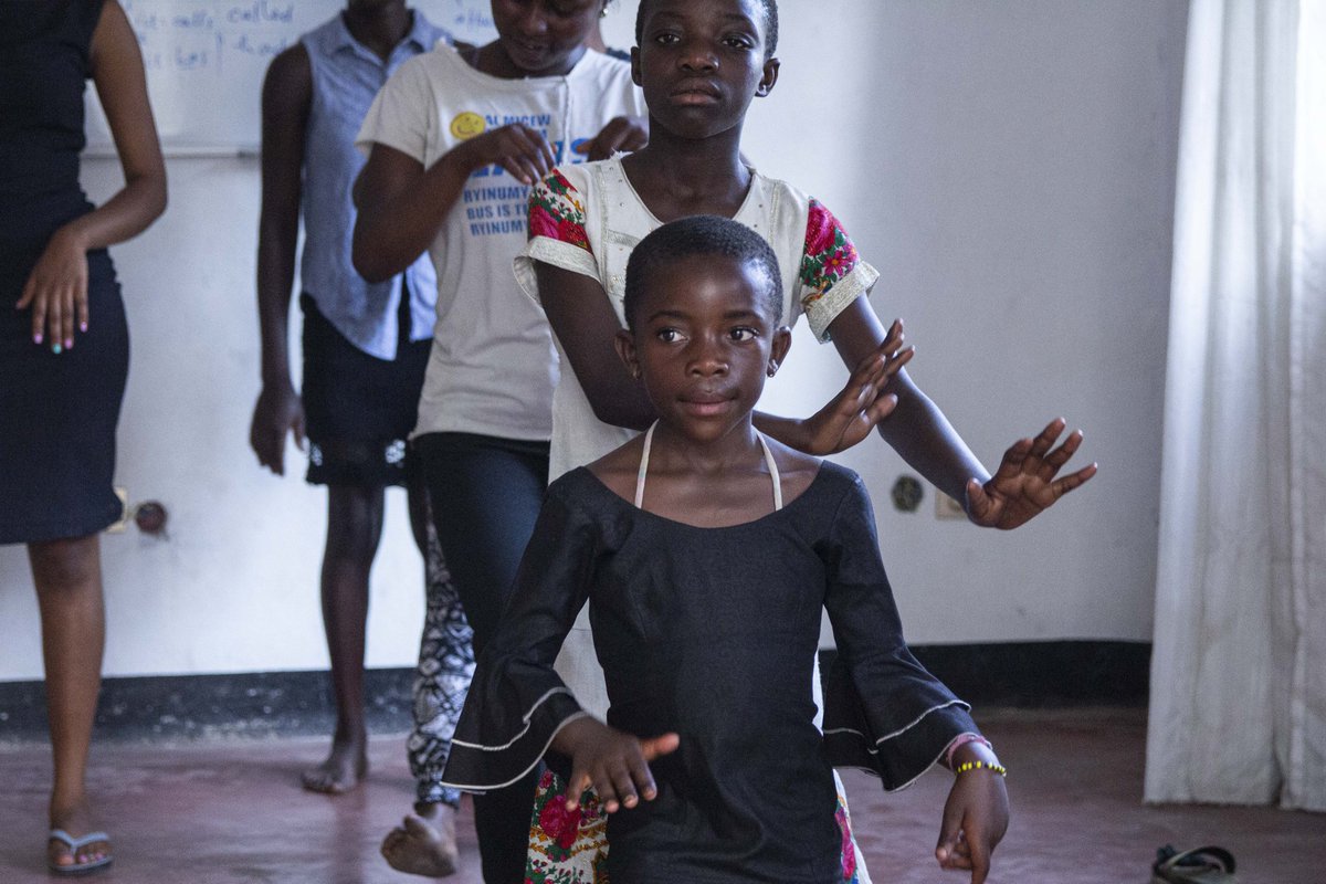 Uhuruknowledge's tweet photo. Danse traditionnelle //

Nous célébrons nos cultures ! Retrouvez-nous chaque mardi et vendredi à partir de 14h00' - 16h00' avec la compagnie de danse traditionnelle.
Rejoignez-nous !
#UhuruKnowledge #Culture #Danse #Art #Congo https://t.co/GYI8OAIslE